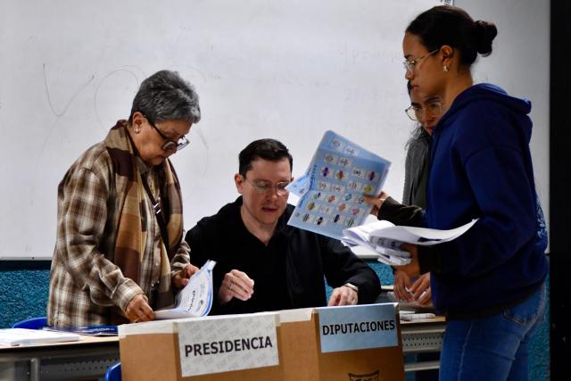 Election officials count votes after polls closed during the presidential election in San Jose on February 1, 2026. Voters in Costa Rica, a beacon of stability in Central America threatened by a surge in drug-related violence, went to the polls in general elections that are expected to bring a tough-on-crime right-winger to power. (Photo by EZEQUIEL BECERRA / AFP)