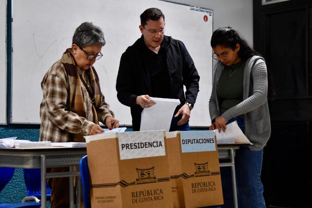 Election officials count votes after polls closed during the presidential election in San Jose on February 1, 2026. Voters in Costa Rica, a beacon of stability in Central America threatened by a surge in drug-related violence, went to the polls in general elections that are expected to bring a tough-on-crime right-winger to power. (Photo by EZEQUIEL BECERRA / AFP)