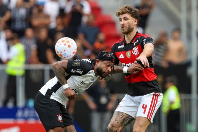 Corinthians' #10 Memphis Depay and Flamengo's #4 Leo Pereira fight for the ball during the Supercopa do Brasil 2026 final football match between Flamengo and Corinthians at the Arena BRB Mane Garrincha stadium in Brasilia on February 1, 2026. (Photo by Sergio Lima / AFP)