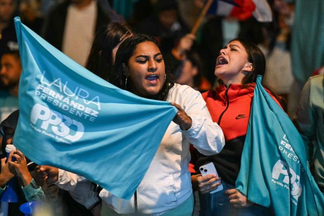 Supporters of Costa Rica’s presidential candidate from the Sovereign People Party, Laura Fernandez, celebrate after the first results of the presidential election outside the Aurola Hotel in San Jose on February 1, 2026. Voters in Costa Rica, a beacon of stability in Central America threatened by a surge in drug-related violence, went to the polls in general elections that are expected to bring a tough-on-crime right-winger to power. (Photo by Marvin RECINOS / AFP)