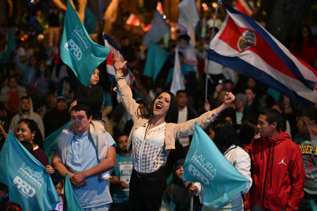 Supporters of Costa Rica’s presidential candidate from the Sovereign People Party, Laura Fernandez, celebrate after the first results of the presidential election outside the Aurola Hotel in San Jose on February 1, 2026. Voters in Costa Rica, a beacon of stability in Central America threatened by a surge in drug-related violence, went to the polls in general elections that are expected to bring a tough-on-crime right-winger to power. (Photo by Marvin RECINOS / AFP)