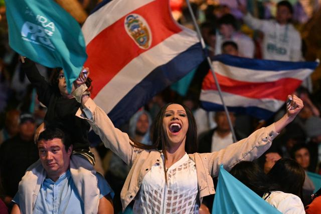 Supporters of Costa Rica’s presidential candidate from the Sovereign People Party, Laura Fernandez, celebrate after the first results of the presidential election outside the Aurola Hotel in San Jose on February 1, 2026. Voters in Costa Rica, a beacon of stability in Central America threatened by a surge in drug-related violence, went to the polls in general elections that are expected to bring a tough-on-crime right-winger to power. (Photo by Marvin RECINOS / AFP)