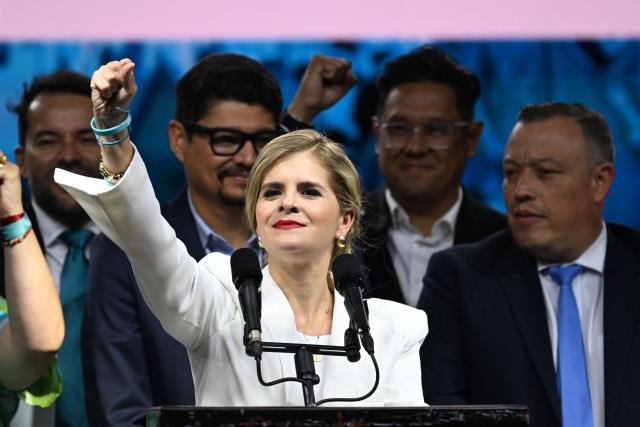TOPSHOT - Costa Rica’s presidential candidate from the Sovereign People Party, Laura Fernandez, gestures to supporters during her victory speech after the presidential election results at the Aurola Hotel, in San Jose on February 1, 2026. Right-wing candidate Laura Fernandez won Costa Rica's presidential election on February 1 by a landslide after promising to crack down hard on rising violence linked to the cocaine trade. (Photo by MARVIN RECINOS / AFP)