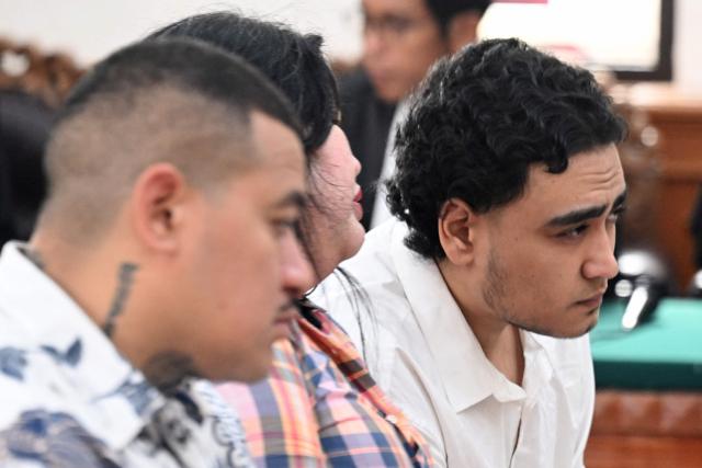 Australian suspect Tupou Pasa Midolmore (L) and Australian suspect Mevlut Coskun (R) attend a hearing as part of a trial at a courtroom in Denpasar, Indonesia's Bali island, on February 2, 2026. The trial of three Australians accused of plotting the murder of a compatriot at a villa in Bali continues, with all facing the death penalty. (Photo by SONNY TUMBELAKA / AFP)