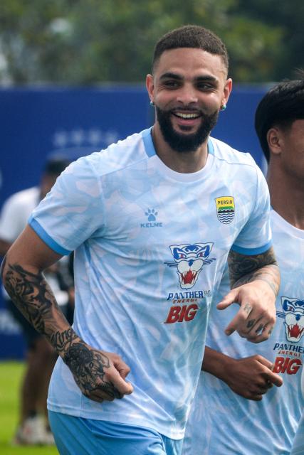 Former Paris Saint-Germain player Layvin Kurzawa, who recently joined the Persib Bandung football club which competes in the Indonesia Super League, trains at GBLA Stadium in Bandung, West Java, on February 2, 2026. (Photo by Timur Matahari / AFP)