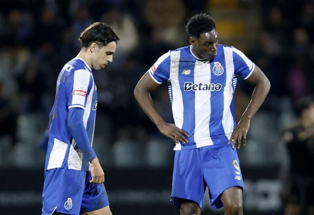 FC Porto's Spanish midfielder #10 Gabriel Veiga and FC Porto's Spanish forward #09 Samuel Omorodion react after Porto's own goal during the Portuguese League football match between Casa Pia AC and FC Porto at Rio Maior's municipal stadium, on February 2, 2026. (Photo by FILIPE AMORIM / AFP)