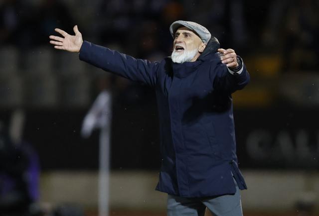 Casa Pia's Portuguese coach Alvaro Pacheco gestures on the touchline during the Portuguese League football match between Casa Pia AC and FC Porto at Rio Maior's municipal stadium, on February 2, 2026. (Photo by FILIPE AMORIM / AFP)