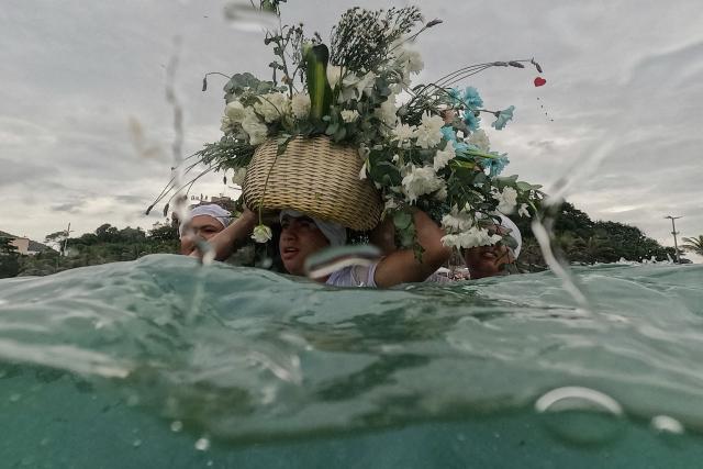 A worshipper takes part in the traditional ceremony of Iemanja, the Goddess of the Sea of the syncretic Afro-Brazilian religion Umbanda, at Arpoador Beach in Rio de Janeiro, Brazil, on February 2, 2026. (Photo by Mauro PIMENTEL / AFP)