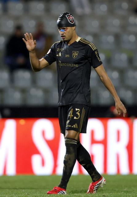 Casa Pia's Brazilian defender #43 David Sousa waves at the end of the Portuguese League football match between Casa Pia AC and FC Porto at Rio Maior's municipal stadium, on February 2, 2026. Casa Pia won 2-1. (Photo by FILIPE AMORIM / AFP)
