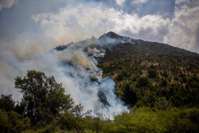This view shows a forest fire burning in the mountains of the rural area of Epuyén, in the Patagonian region of Chubut province, Argentina on February 2, 2026. Argentina's government on January 29, 2026, declared an emergency in Patagonia, where wildfires have ripped through vast tracts of forest since the start of the Southern Hemisphere summer. (Photo by TOMAS CUESTA / AFP)