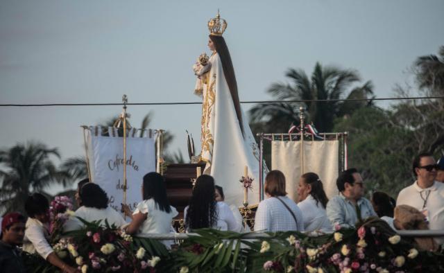 Residents carry out the Procession of the Virgin, taking an image of the Virgin of Candelaria along the Papaloapan River during the Candelaria festivities in Tlacotalpan, Veracruz state, Mexico, on February 2, 2026. (Photo by Hector QUINTANAR / AFP)
