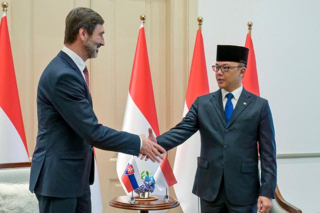Indonesian Foreign Minister Sugiono (R) shakes hands with his Slovak counterpart Juraj Blanar (L) during their meeting in Jakarta on February 3, 2026. (Photo by BAY ISMOYO / AFP)