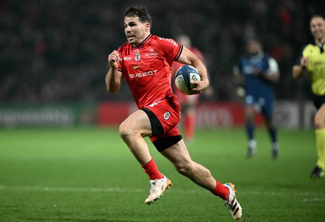 (FILES) Toulouse's French center Antoine Dupont runs with the ball to score a try during the European Champions Cup pool 1, round 4, rugby union match between Stade Toulousain Rugby (Toulouse) and Sale Sharks at the Ernest Wallon Stadium in Toulouse, southwestern France, on January 17, 2026. France captain Antoine Dupont will form the halfback pairing with fly-half Matthieu Jalibert on February 5, 2026 against Ireland in the opening match of the Six Nations Championship, with both players returning to the starting lineup after nearly a year away from the French team, coach Fabien Galthié announced. (Photo by Lionel BONAVENTURE / AFP)