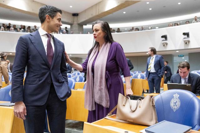 Leader of the Democrats 66 (D66) party Rob Jetten (L) greets Annabel Nanninga of the Conservative Liberals party (JA21) before a debate in the House of Representatives on the coalition agreement between D66, VVD, and CDA and the final report by informant Rianne Letschert in The Hague on February 3, 2026. (Photo by Remko de Waal / ANP / AFP) / Netherlands OUT