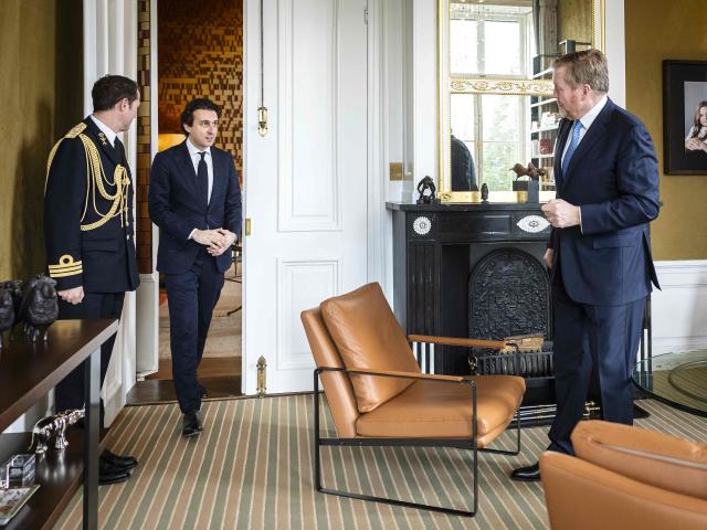King Willem-Alexander of the Netherlands (R) welcomes the leader of the left-leaning alliance GroenLinks/PvdA Jesse Klaver at Huis ten Bosch Royal Palace in The Hague on February 3, 2026. The King receives the chairpersons of the parliamentary groups in the House of Representatives for a (renewed) introduction. (Photo by Remko de Waal / ANP / AFP) / Netherlands OUT
