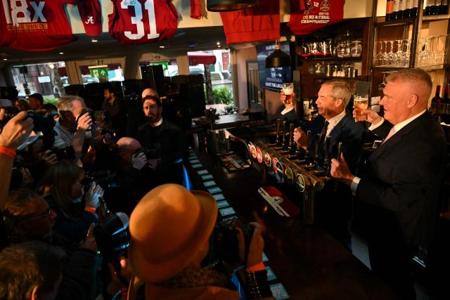 Reform UK leader Nigel Farage and Reform UK Chief Whip Lee Anderson (R) pose with a pint of Beer following a press conference on British Pubs, in central London on February 3, 2026. (Photo by JUSTIN TALLIS / AFP)