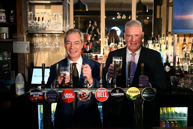 Reform UK leader Nigel Farage and Reform UK Chief Whip Lee Anderson (R) pose with a pint of Beer following a press conference on British Pubs, in central London on February 3, 2026. (Photo by JUSTIN TALLIS / AFP)