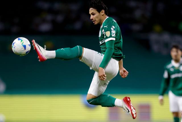 (FILES) Palmeiras' midfielder #23 Raphael Veiga controls the ball during the Copa Libertadores semifinal second leg football match between Brazil's Palmeiras and Ecuador's Liga de Quito at the Allianz Parque stadium in Sao Paulo, Brazil, on October 30, 2025. Mexican club America announced on February 3, 2026, the signing of Brazilian Raphael Veiga, one of the key figures of Palmeiras of Sao Paulo, a team that has been a major force in South American football in recent years. (Photo by Miguel SCHINCARIOL / AFP)