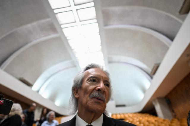 Guatemalan journalist and founder of former El Periodico newspaper, Jose Ruben Zamora (L), speaks with jousnalists during a hearing at the Supreme Court of Justice in Guatemala City on February 3, 2026. Guatemalan journalist Jose Ruben Zamora, imprisoned since 2022 on controversial charges brought by the Prosecutor’s Office, stated on Tuesday that he is being “kidnapped” by the State and, that although he has not been convicted, he has already served the sentence in advance. (Photo by JOHAN ORDONEZ / AFP)