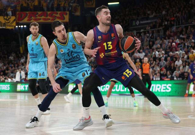 Barcelona's Czech guard #13 Tomas Satoransky drives against Fenerbahce's French guard #12 Nando De Colo during the Euroleague basketball match between FC Barcelona and Fenerbahce Beko Istanbul at Palau Blaugrana arena in Barcelona on February 3, 2026. (Photo by Lluis GENE / AFP)