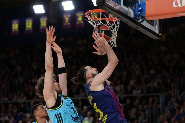 Barcelona's Georgian guard #23 Tornike Shengelia attempts a shot defended by Fenerbahce's Finnish forward #18 Mikael Jantunen during the Euroleague basketball match between FC Barcelona and Fenerbahce Beko Istanbul at Palau Blaugrana arena in Barcelona on February 3, 2026. (Photo by Lluis GENE / AFP)