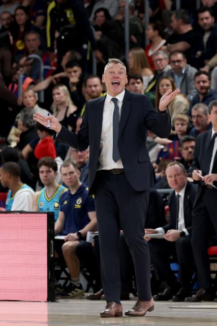 Fenerbahce's Lithuanian head coach Sarunas Jasikevicius gestures during the Euroleague basketball match between FC Barcelona and Fenerbahce Beko Istanbul at Palau Blaugrana arena in Barcelona on February 3, 2026. (Photo by Lluis GENE / AFP)