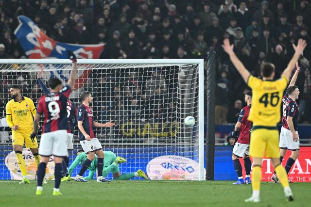 AC Milan's English midfielder #08 Ruben Loftus-Cheek (L) celebrates after scoring a goal during the Italian Serie A football match between Bologna and AC Milan at the Renato Dall'Ara stadium in Bologna on February 3, 2026. (Photo by Andreas SOLARO / AFP)