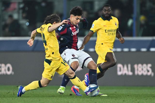 Bologna's Argentine forward #09 Santiago Castro (C) fights for the ball with AC Milan's Croatian midfielder #14 Luka Modric (L) during the Italian Serie A football match between Bologna and AC Milan at the Renato Dall'Ara stadium in Bologna on February 3, 2026. (Photo by Andreas SOLARO / AFP)