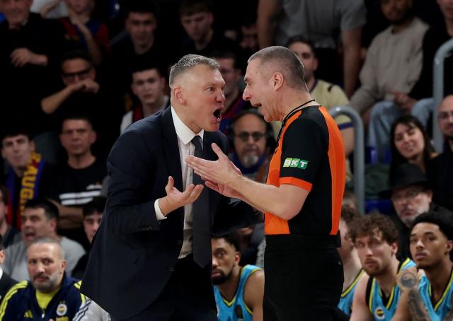 Fenerbahce's Lithuanian head coach Sarunas Jasikevicius discusses with referee during the Euroleague basketball match between FC Barcelona and Fenerbahce Beko Istanbul at Palau Blaugrana arena in Barcelona on February 3, 2026. (Photo by Lluis GENE / AFP)