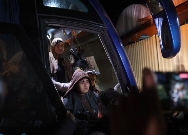 Palestinians, coming from the Rafah crossing with Egypt, arrive at Nasser Hospital in Khan Yunis in the southern Gaza Strip on February 4, 2026. Gazans long-separated from their loved ones shed tears of joy after the limited reopening of the Rafah crossing with Egypt allowed a handful to finally return to the war-shattered territory. Jubilant crowds filmed on their phones as they flocked around a bus carrying returnees to Nasser Hospital in the southern city of Khan Yunis late in the night. (Photo by Bashar Taleb / AFP)