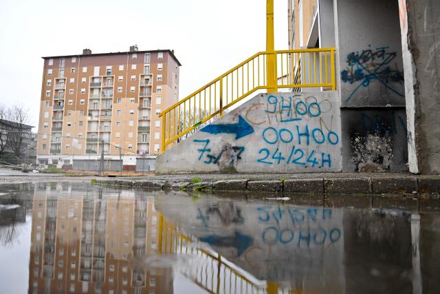 This photograph shows the Pres-Saint-Jean district in Ales, southern France on January 22, 2026, during a visit of drug dealing spots by French prosecutors. "The street sweeper can no longer come to clean, and at night there is gunfire": for this Alès resident, the arrival of the Marseille-based DZ Mafia criminal group in this small Gard town, as elsewhere in France, makes life increasingly unbearable.

"If the mayor wants us to vote for him in the neighborhood, he has to eradicate this problem", said this woman who requested anonymity just a few weeks before the municipal elections at the foot of her building where tags display the price per gram of cannabis or cocaine. (Photo by Sylvain THOMAS / AFP)