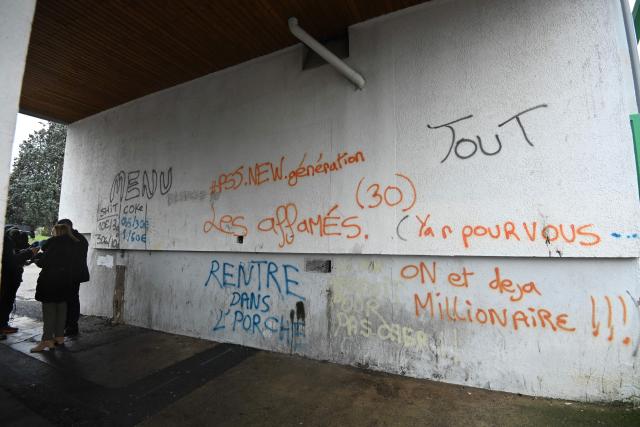 French prosecutor of Nimes Cecile Gensac (C) addresses media with French prosecutor of Ales Abdelkrim Grini (R) next to inscriptions on a wall as they visit a drug dealing spot at the Pres-Saint-Jean district in Ales, southern France, on January 22, 2026. "The street sweeper can no longer come to clean, and at night there is gunfire": for this Alès resident, the arrival of the Marseille-based DZ Mafia criminal group in this small Gard town, as elsewhere in France, makes life increasingly unbearable.

"If the mayor wants us to vote for him in the neighborhood, he has to eradicate this problem", said this woman who requested anonymity just a few weeks before the municipal elections at the foot of her building where tags display the price per gram of cannabis or cocaine. (Photo by Sylvain THOMAS / AFP)