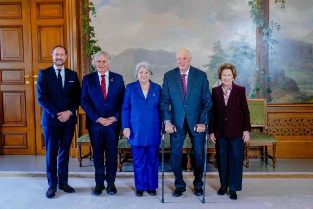 Canada's Governor General Mary Simon (C) poses with her husband Whit Grant Fraser (2L), Crown Prince Haakon of Norway (L), King Harald V of Norway and Queen Sonja of Norway at the Norwegian Palace on February 4, 2026. (Photo by Javad Parsa / NTB / AFP) / Norway OUT