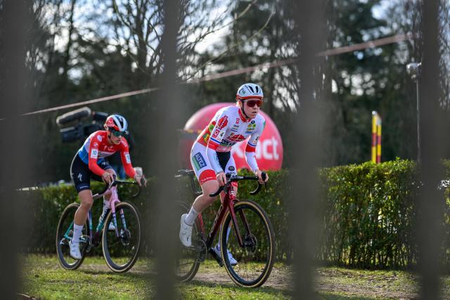 Luxembourg's Marie Schreiber (L) and France's Amandine Fouquenet compete during the women's elite race of the 'Parkcross' cyclocross cycling event, race 6/7 in the 'Exact Cross' competition, in Maldegem on February 4, 2026. (Photo by DAVID PINTENS / Belga / AFP) / Belgium OUT