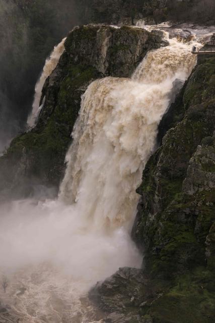 This picture shows the Uces River's 'Pozo de los Humos' waterfall (Well of Smoke) which is seeing an extraordinarily high flow due to snowmelt and heavy rains affecting the country, on February 4, 2026 near Masueco in the province of Salamanca. A storm bringing what weather forecasters called "extraordinary" rain battered the Iberian peninsula today, forcing thousands of people in southern Spain from their homes, shutting schools and cancelling trains. Spanish weather agency AEMET placed parts of the southern region of Andalusia under the highest red alert for torrential rain, warning that Storm Leonardo risked triggering floods and landslides. (Photo by CESAR MANSO / AFP)