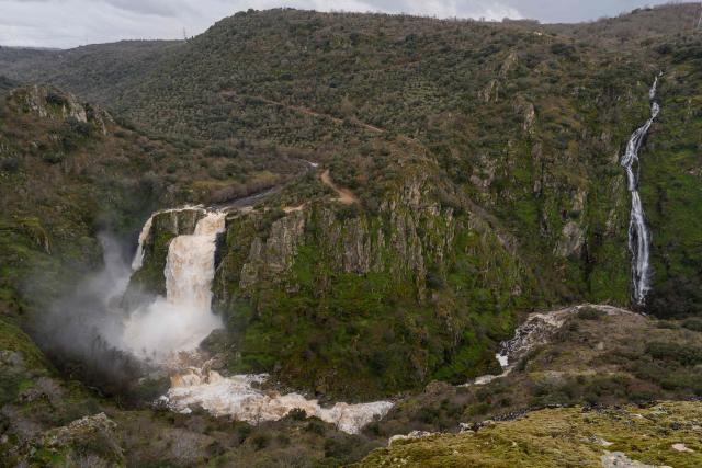 This picture shows the Uces River's 'Pozo de los Humos' waterfall (Well of Smoke) which is seeing an extraordinarily high flow due to snowmelt and heavy rains affecting the country, on February 4, 2026 near Masueco in the province of Salamanca. A storm bringing what weather forecasters called "extraordinary" rain battered the Iberian peninsula today, forcing thousands of people in southern Spain from their homes, shutting schools and cancelling trains. Spanish weather agency AEMET placed parts of the southern region of Andalusia under the highest red alert for torrential rain, warning that Storm Leonardo risked triggering floods and landslides. (Photo by CESAR MANSO / AFP)