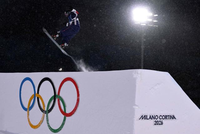 An athlete trains ahead of the snowboard big air qualifications during the Milano Cortina 2026 Winter Olympic Games at Livigno Snow Park, in Livigno (Valtellina), on February 4, 2026. (Photo by Kirill KUDRYAVTSEV / AFP)