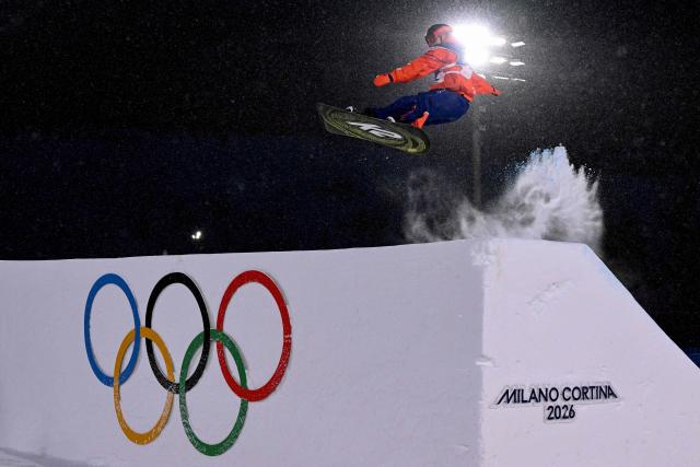 An athlete trains ahead of the snowboard big air qualifications during the Milano Cortina 2026 Winter Olympic Games at Livigno Snow Park, in Livigno (Valtellina), on February 4, 2026. (Photo by Kirill KUDRYAVTSEV / AFP)