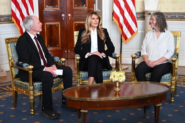 US First Lady Melania Trump (C) meets with released US-Israeli hostage Keith Siegel (L) and his wife Aviva Siegel (R) in the Blue Room of the White House in Washington, DC, on February 4, 2026. Keith Siegel spent 484 days held hostage by Hamas in Gaza. (Photo by Alex WROBLEWSKI / AFP)
