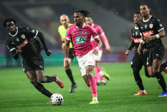 Toulouse's French forward #10 Yann Gboho (C) runs with the ball during the French Cup round of 16 football match between Toulouse FC and Amiens SCF at the Stadium de Toulouse in Toulouse on February 4, 2026. (Photo by Valentine CHAPUIS / AFP)