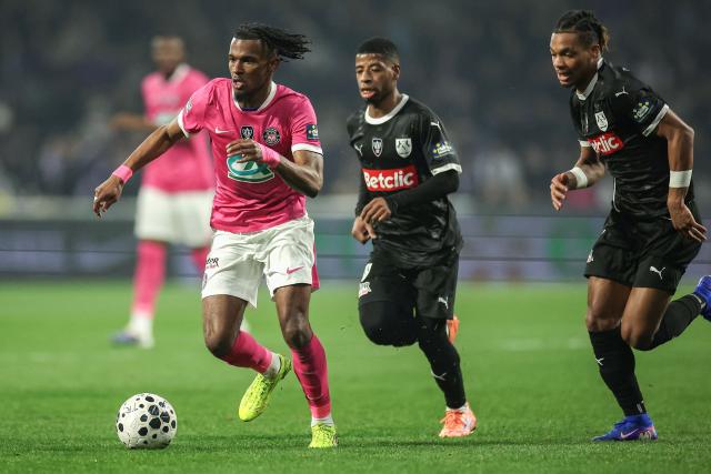 Toulouse's French forward #10 Yann Gboho (L) runs with the ball during the French Cup round of 16 football match between Toulouse FC and Amiens SCF at the Stadium de Toulouse in Toulouse on February 4, 2026. (Photo by Valentine CHAPUIS / AFP)