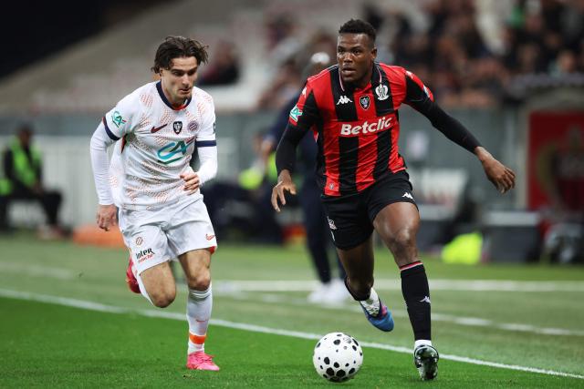Nice's French midfielder #10 Gabin Bernardeau (R) controls the ball during the French Cup round of 16 football match between OGC Nice CA and Montpellier HSC at the Allianz Riviera in Nice on February 4, 2026. (Photo by Valery HACHE / AFP)