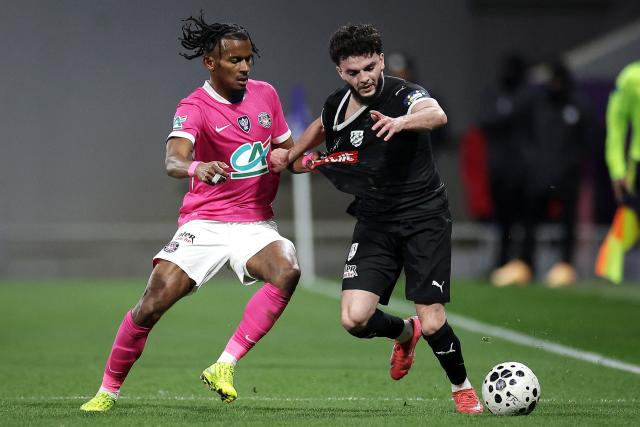 Toulouse's French forward #10 Yann Gboho (L) fights for the ball with Amiens' French midfileder #10 Nordine Kandil (R) during the French Cup round of 16 football match between Toulouse FC and Amiens SCF at the Stadium de Toulouse in Toulouse on February 4, 2026. (Photo by Valentine CHAPUIS / AFP)