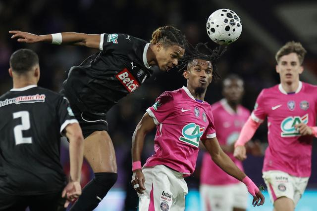 Amiens' Ivorian midfielder #08 Ibrahim Fofana (2L) heads the ball near Toulouse's French forward #10 Yann Gboho (centre R) during the French Cup round of 16 football match between Toulouse FC and Amiens SCF at the Stadium de Toulouse in Toulouse on February 4, 2026. (Photo by Valentine CHAPUIS / AFP)