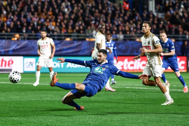 Troyes' French midfielder #07 Xavier Chavalerin (C) tries to score during the French Cup round of 16 football match between Estac Troyes and Lens RC at the Stade de l'Aube in Troyes on February 4, 2026. (Photo by Sameer Al-DOUMY / AFP)