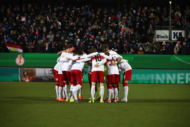 Players of VfB Stuttgart huddle during during the German Cup (DFB-Pokal) quartefinal football match between Holstein Kiel and VfB Stuttgart in Kiel, northern Germany on February 4, 2026. (Photo by Ibrahim OT / AFP) / DFB REGULATIONS PROHIBIT ANY USE OF PHOTOGRAPHS AS IMAGE SEQUENCES AND QUASI-VIDEO.