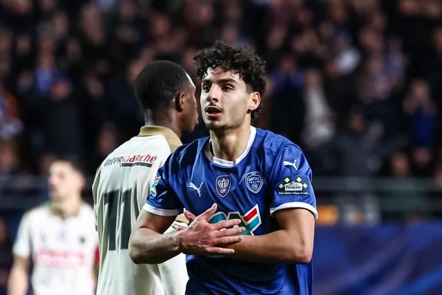 Troyes' French midfielder #05 Martin Adeline (C) celebrates scoring his team's first goal during the French Cup round of 16 football match between Estac Troyes and Lens RC at the Stade de l'Aube in Troyes on February 4, 2026. (Photo by Sameer Al-DOUMY / AFP)