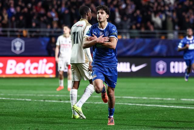 Troyes' French midfielder #05 Martin Adeline (C) celebrates scoring his team's first goal during the French Cup round of 16 football match between Estac Troyes and Lens RC at the Stade de l'Aube in Troyes on February 4, 2026. (Photo by Sameer Al-DOUMY / AFP)