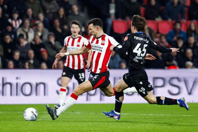 PSV Eindhoven's Croatian forward #05 Ivan Perisic and SC Heerenveen's Norwegian defender #45 Oliver Braude (R) fight for the ball during the KNVB Cup quarterfinal football match between PSV Eindhoven and SC Heerenveen at the Philips Stadium in Eindhoven on February 4, 2026. (Photo by Bas Czerwinski / ANP / AFP) / Netherlands OUT