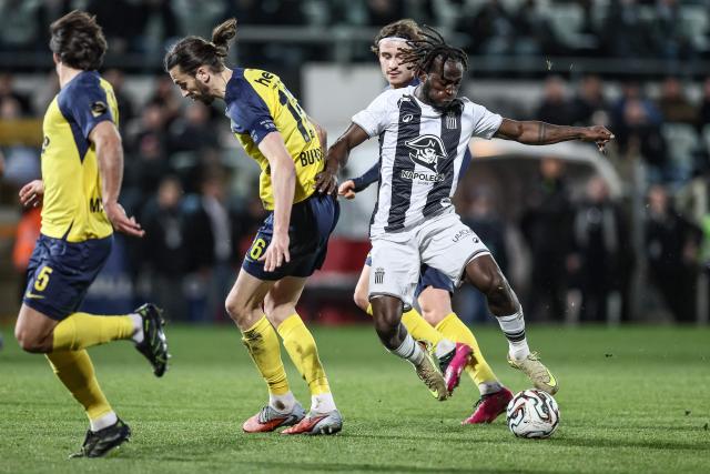 Royal Charleroi SC's Ivoirian forward #10 Parfait Guiagon (R) and Royale Union Saint-Gilloise's English defender #16 Christian Burgess (C) fight for the ball during the semi final first leg of the Belgium 'Croky Cup' between Sporting Charleroi and Royale Union Saint-Gilloise at the Stade du Pays de Charleroi, in Charleroi, on February 4, 2026. (Photo by BRUNO FAHY / Belga / AFP) / Belgium OUT